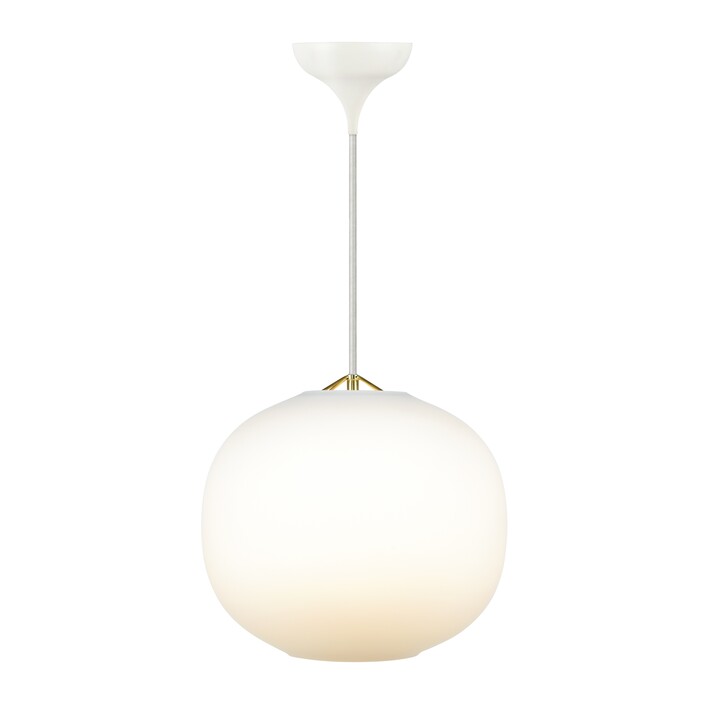 Závesné svetlo Navone 30 s okrúhlym organickým tienidlom, ktoré kombinuje mäkkú bielu a mosadzné detaily (biela)