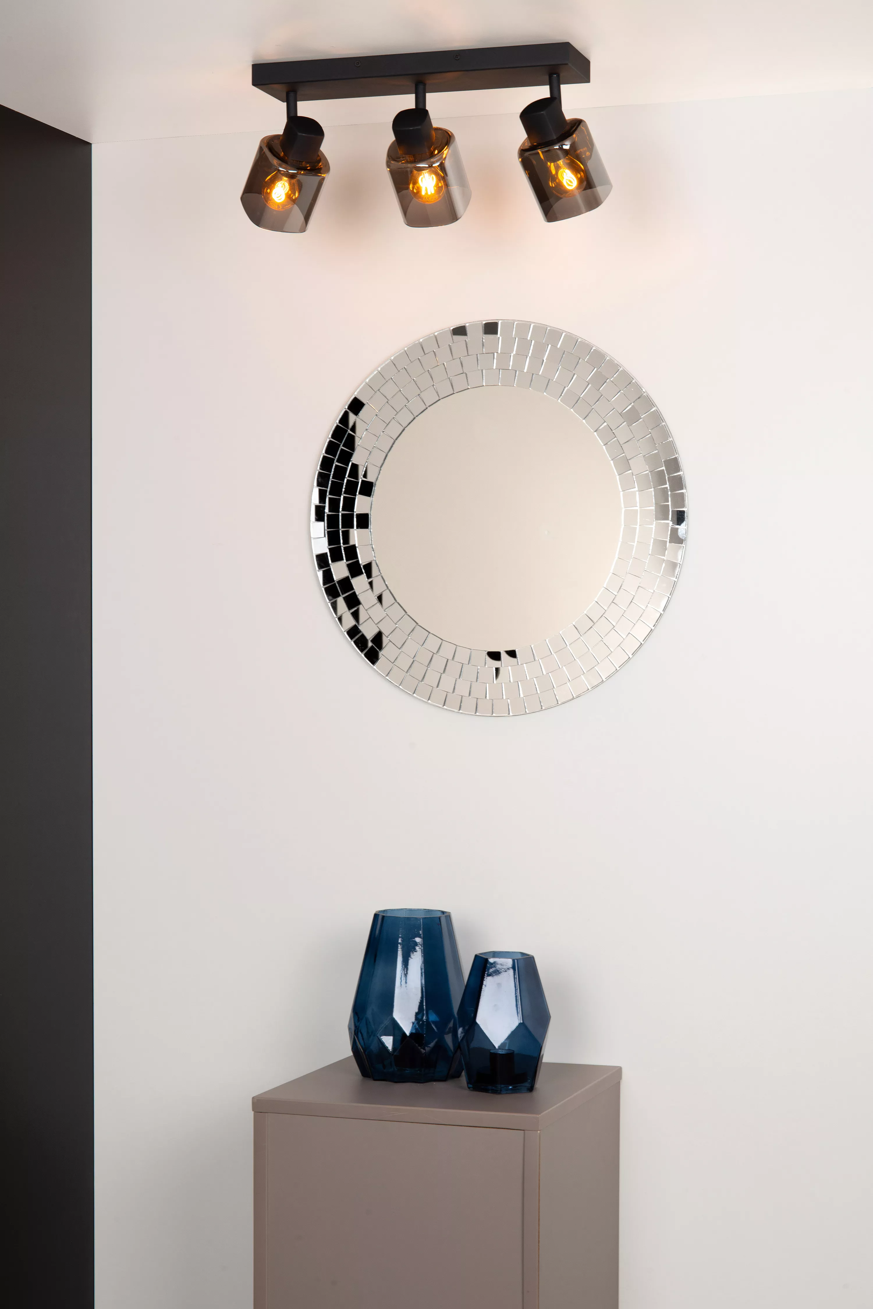 Stropné svietidlo Alion s tromi tienidlami je ideálne na osvetlenie obývačky alebo kuchyne. Je vhodné doplniť ho dekoratívnou alebo stmievateľnou žiarovkou.