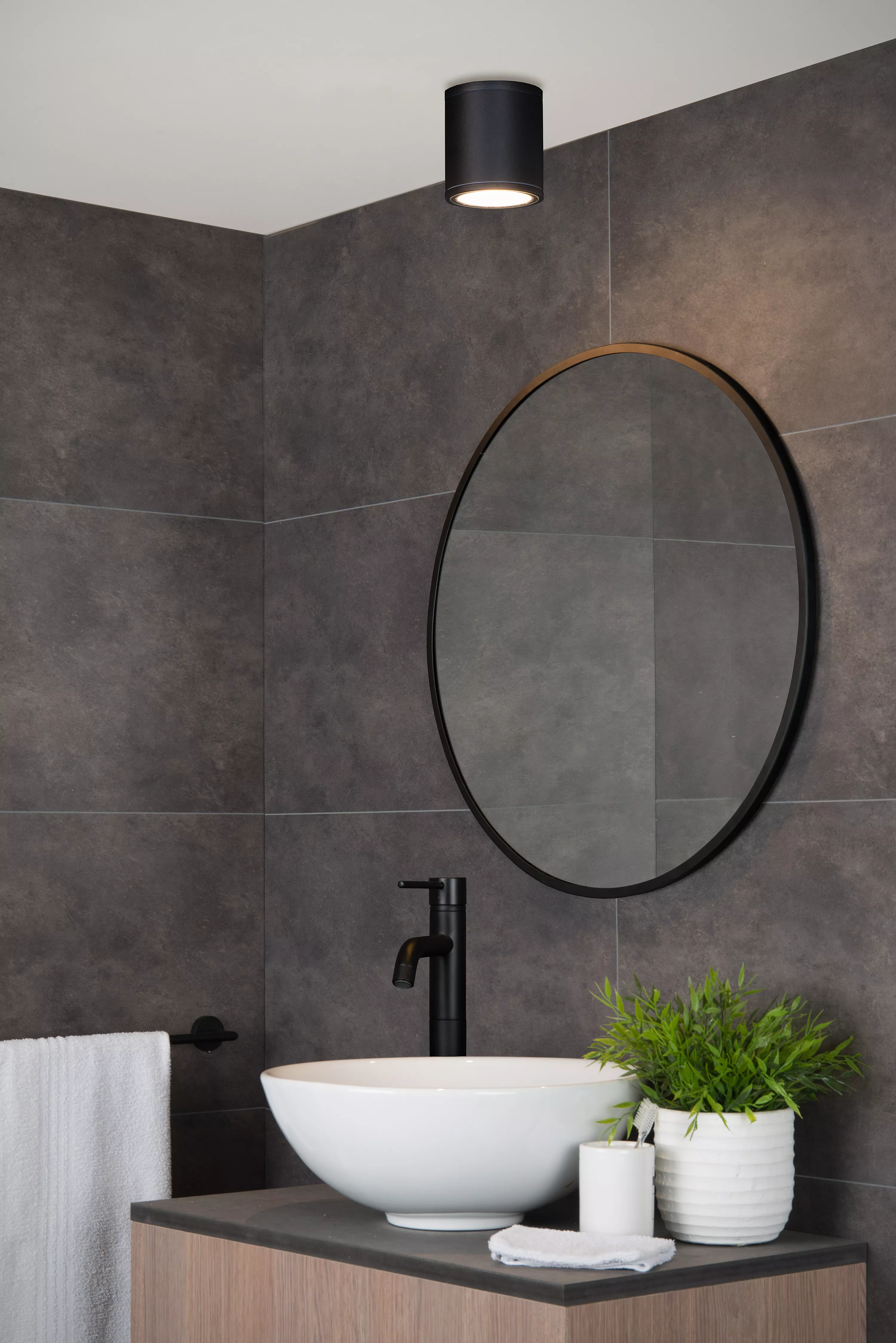 Jednoduché stropné bodové svetlo v čiernom a bielom vyhotovení, ktoré sa skvele hodí do kúpeľne vďaka vysokému krytiu.
