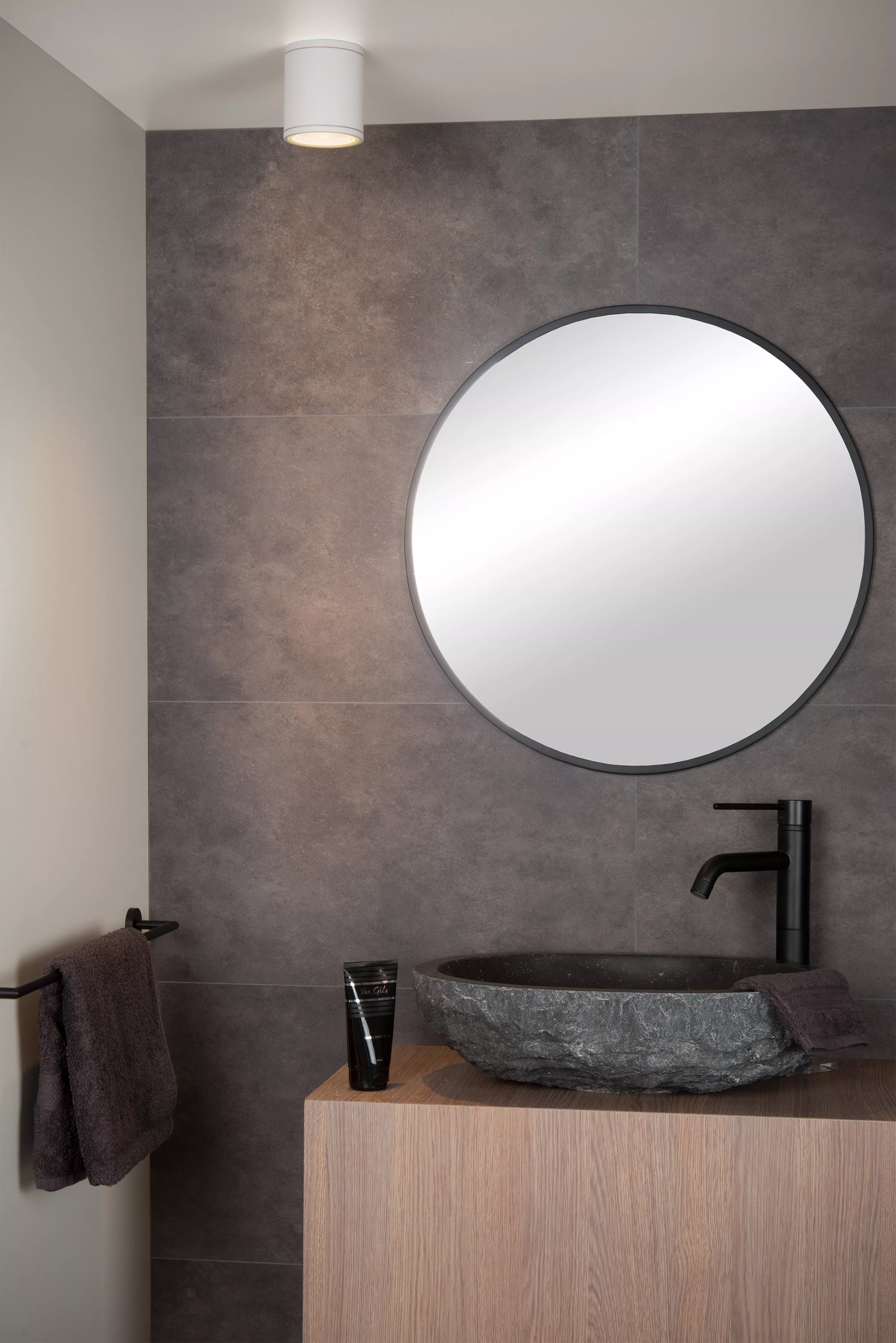 Jednoduché stropné bodové svetlo v čiernom a bielom vyhotovení, ktoré sa skvele hodí do kúpeľne vďaka vysokému krytiu.