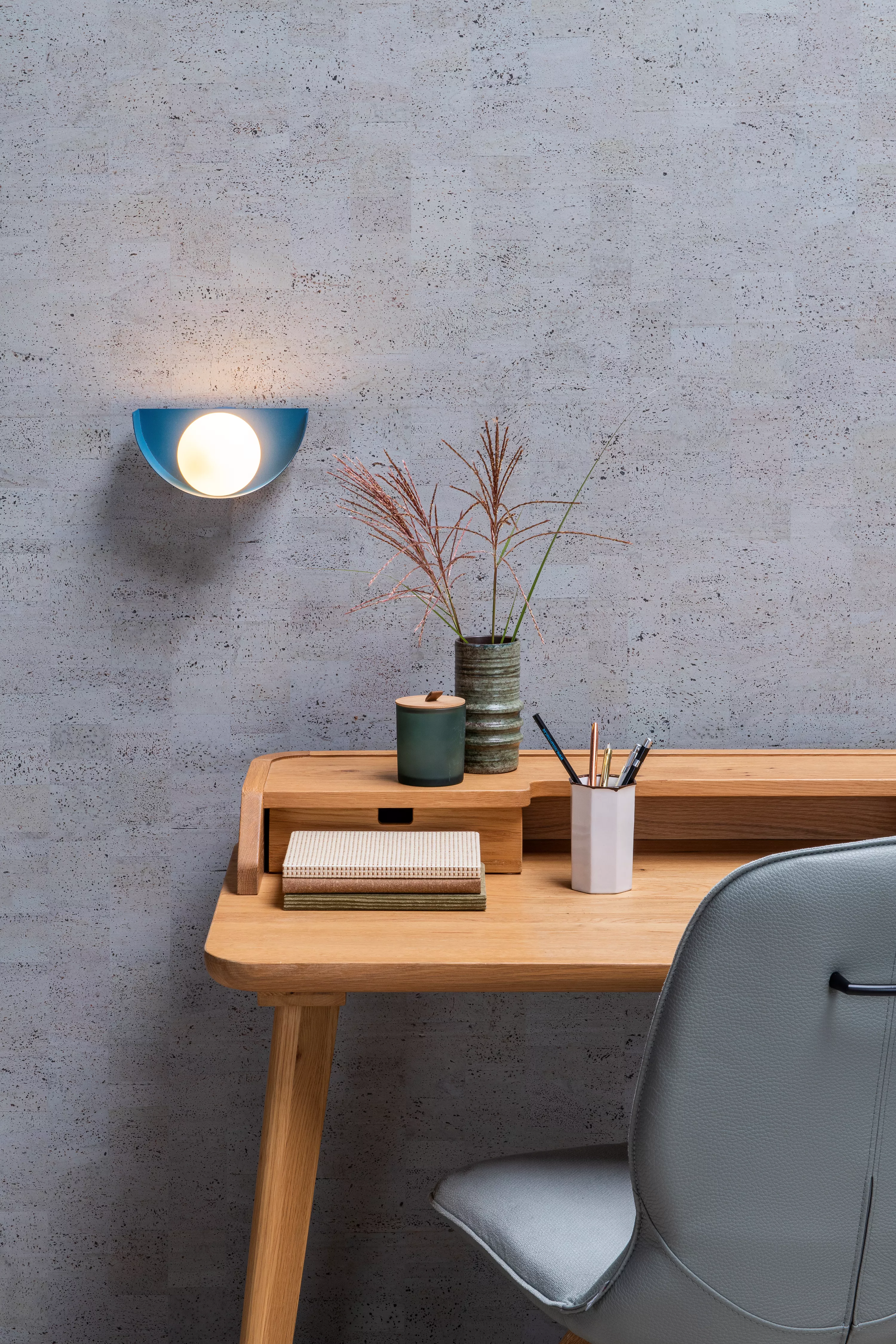 Dekoratívna nástenná lampa Benni v modrej farbe dodá svetlo vašej spálni, obývačke alebo chodbe.