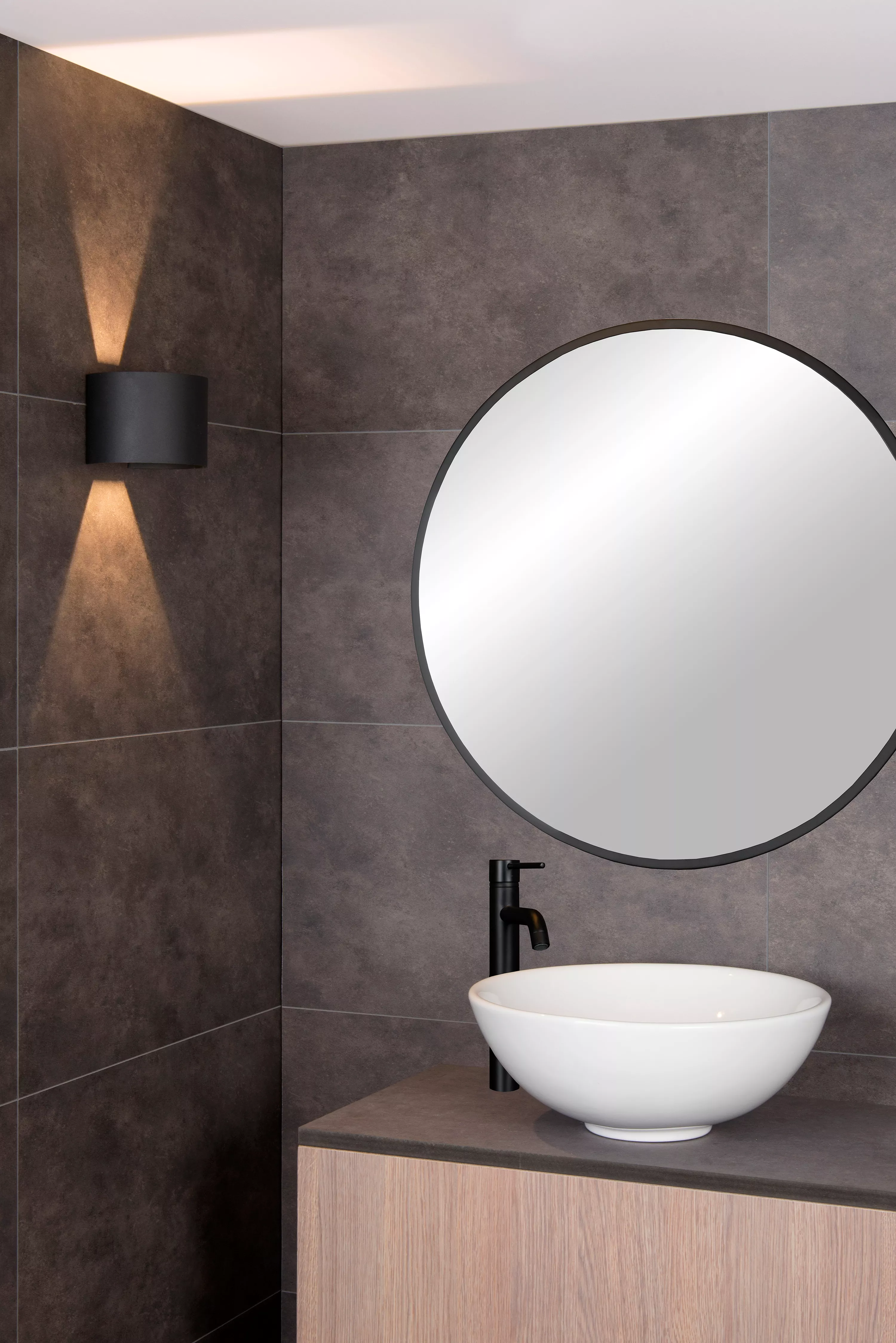 Praktické nástenné stropné bodové svetlo Axi sa vďaka vysokému krytiu hodí do kúpeľne. Je k dispozícii v čiernej farbe.