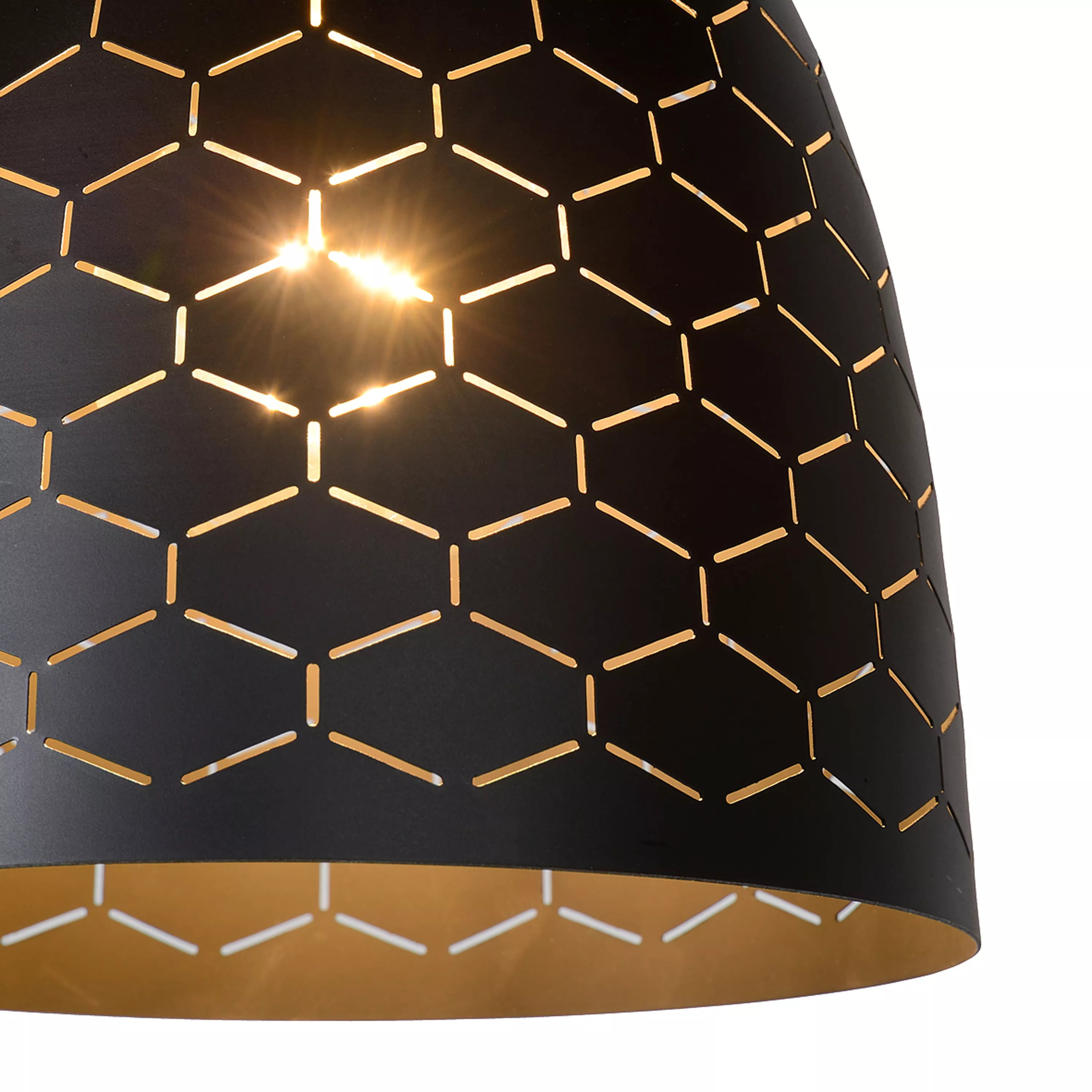 Závesné svetlo Galla v čiernej farbe so zlatým podfarbením a geometrickou perforáciou, ktorá vytvára hru svetiel a tieňov. Ideálne nad jedálenský alebo konferenčný stôl.