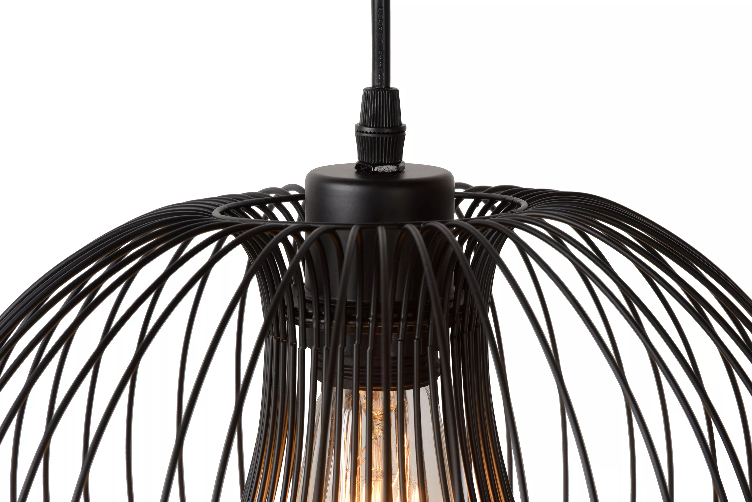 Elegantné závesné svietidlo Vinti v čiernom vyhotovení sa hodí do každého interiéru, zaveste ho do spálne alebo obývačky.