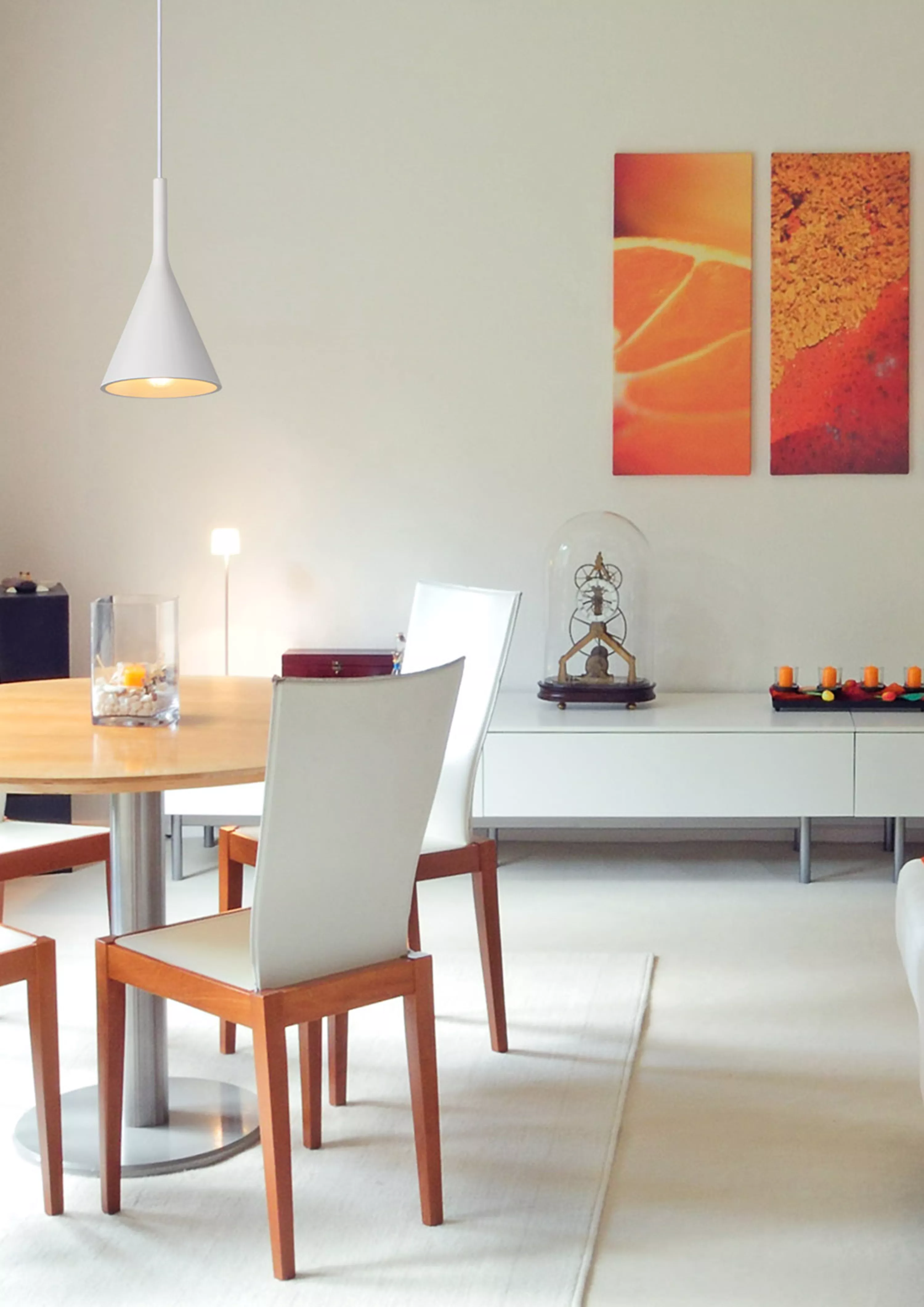 Jednoduché, jemné závesné svietidlo Gipsy v bielej farbe nechá vyniknúť okolitý interiér. Zaveste nad konferenčný alebo jedálenský stôl.