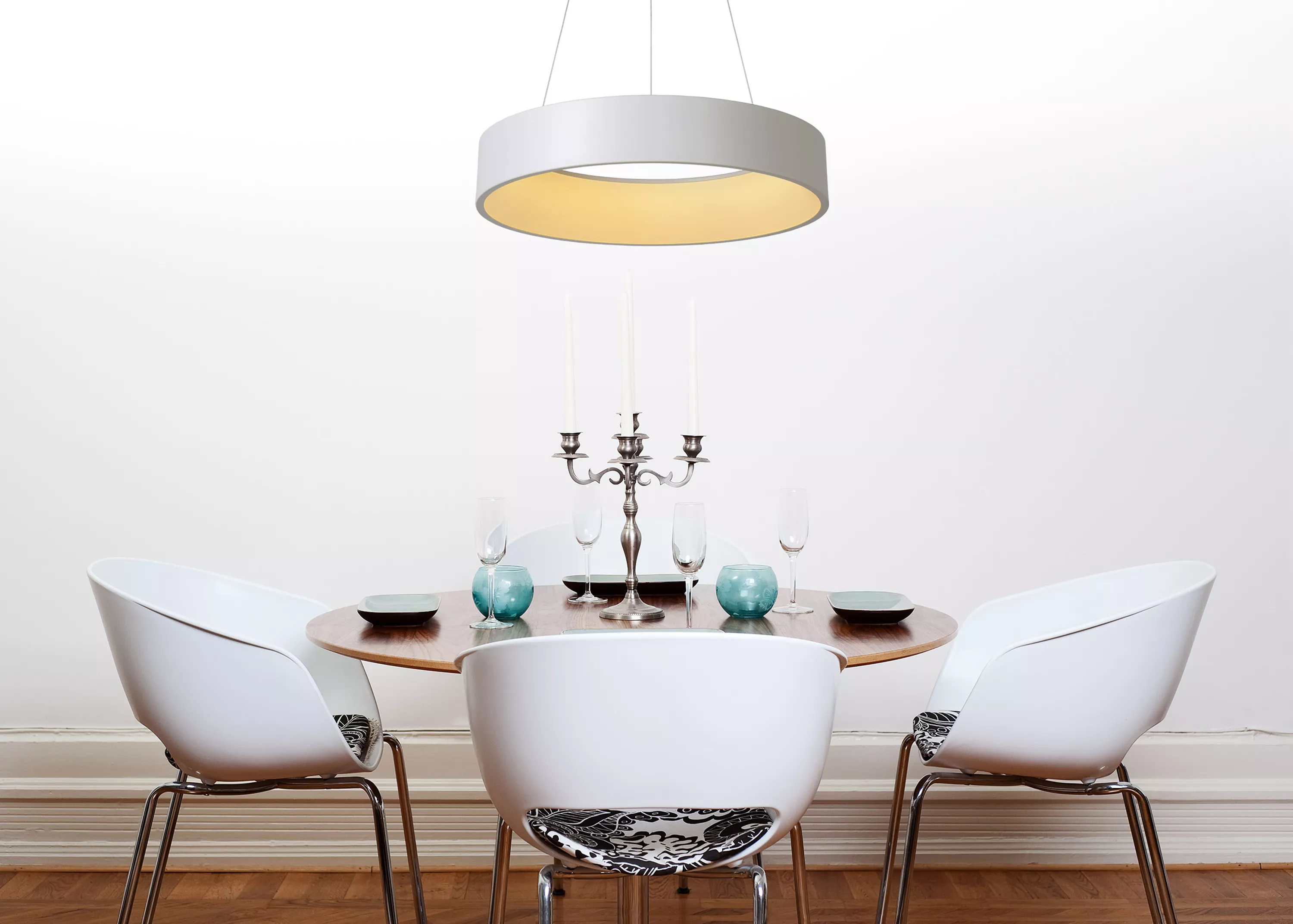Závesné svietidlo Talowe v bielom vyhotovení so zabudovaným LED zdrojom skvele osvetlí priestor, hodí sa nad jedálenský stôl alebo do obývačky.