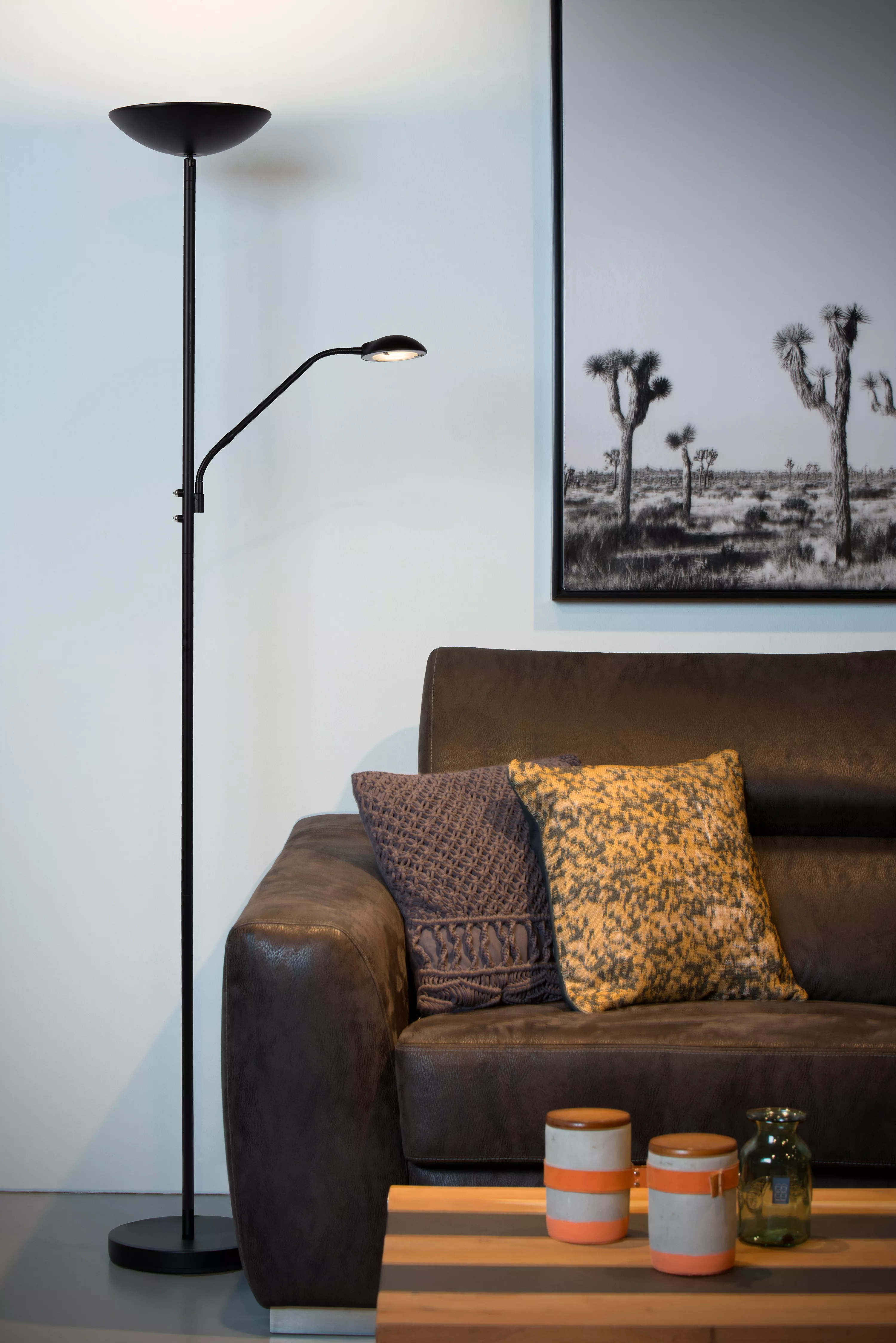 Stojacia lampa Zenith od Lucide kombinuje dve tienidlá s integrovaným LED zdrojom a nastaviteľným ramenom. Ideálna do obývačky alebo spálne.