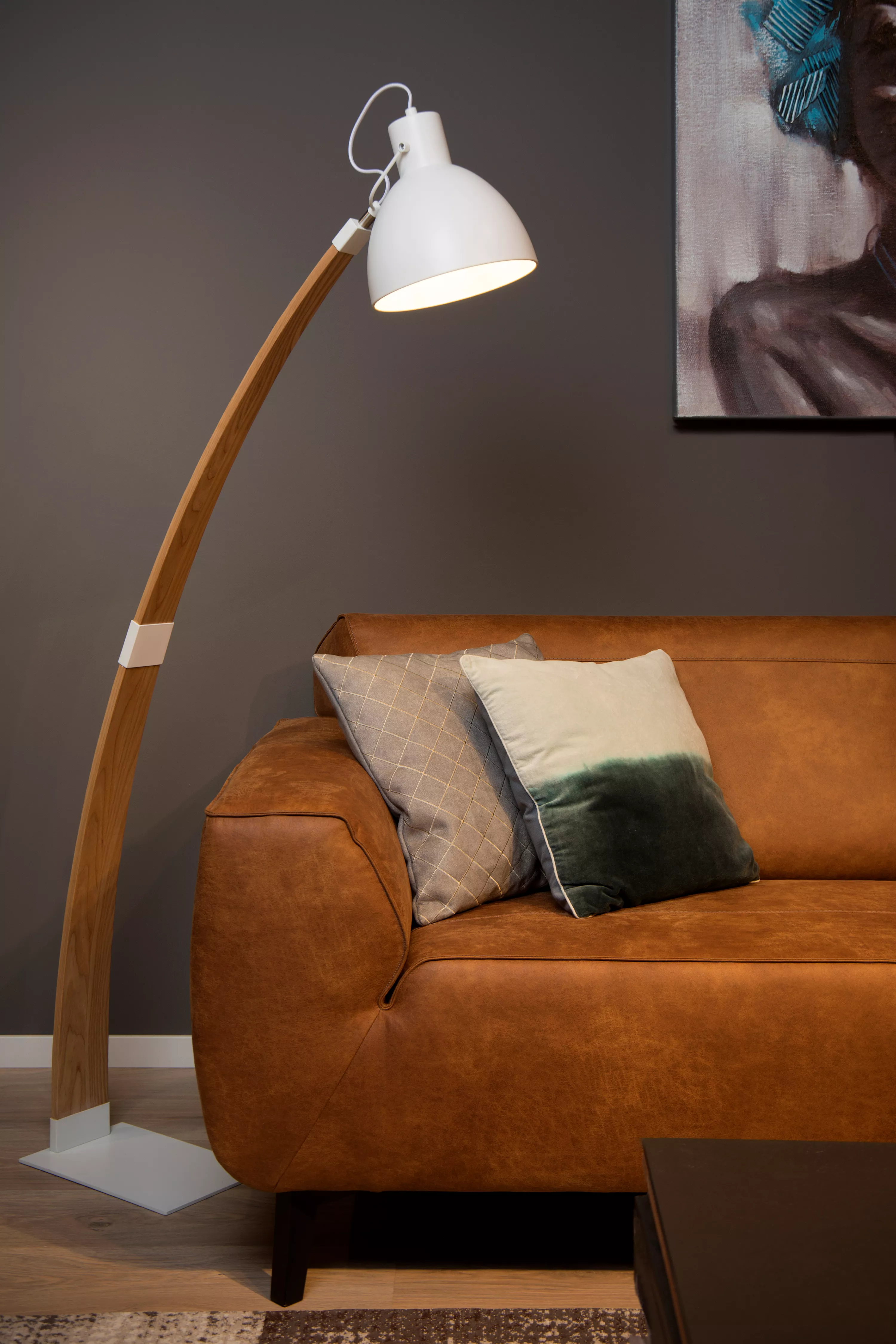 Stojacia lampa Curf v kombinácii dreva a bielej farby sa hodí do minimalistického interiéru, je ľahko smerovateľná podľa potreby.