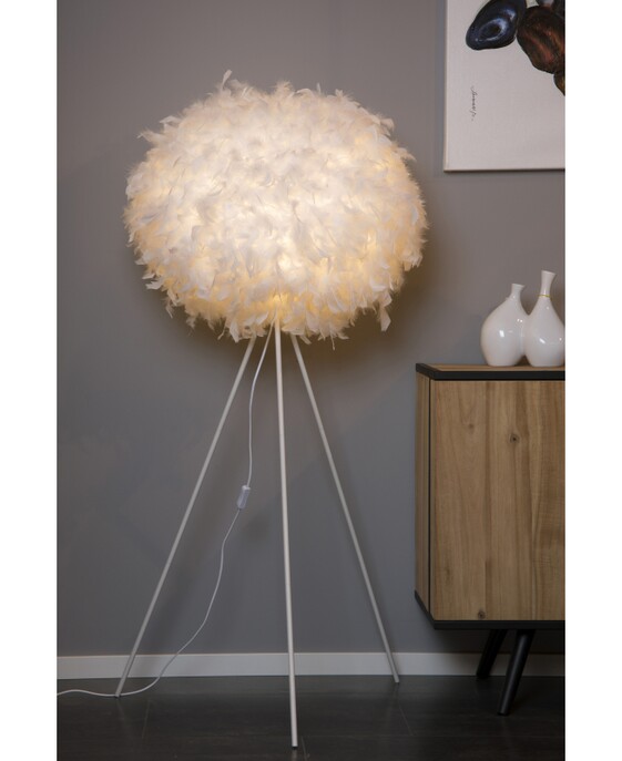 Stojacia lampa Goosy Soft zo syntetického peria v bielej farbe ozdobí každý interiér.