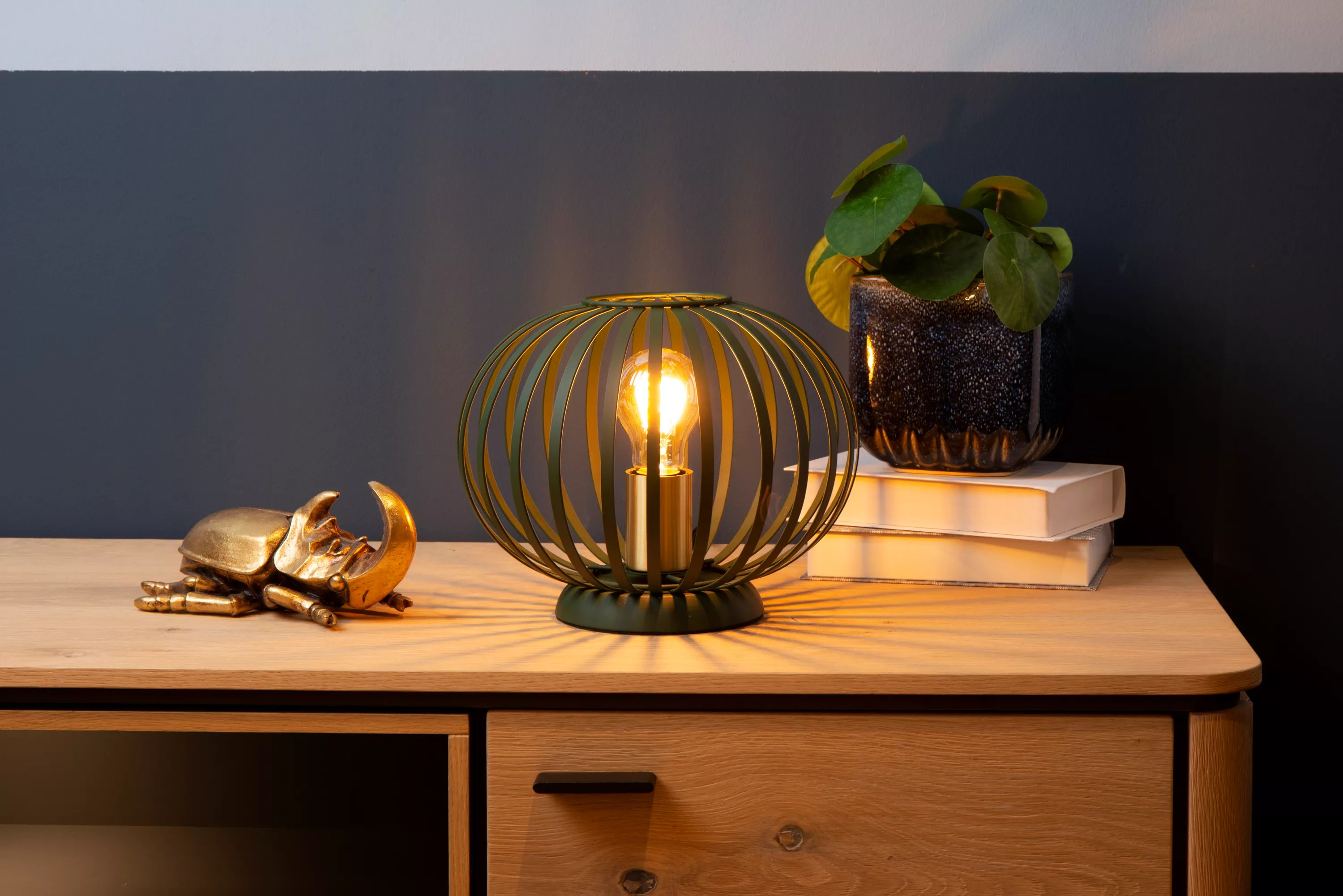 Modernú stolovú lampičku Manuela tvoria drôty v zelenom vyhotovení, hodí sa do moderného interiéru i domu vo vidieckom štýle.