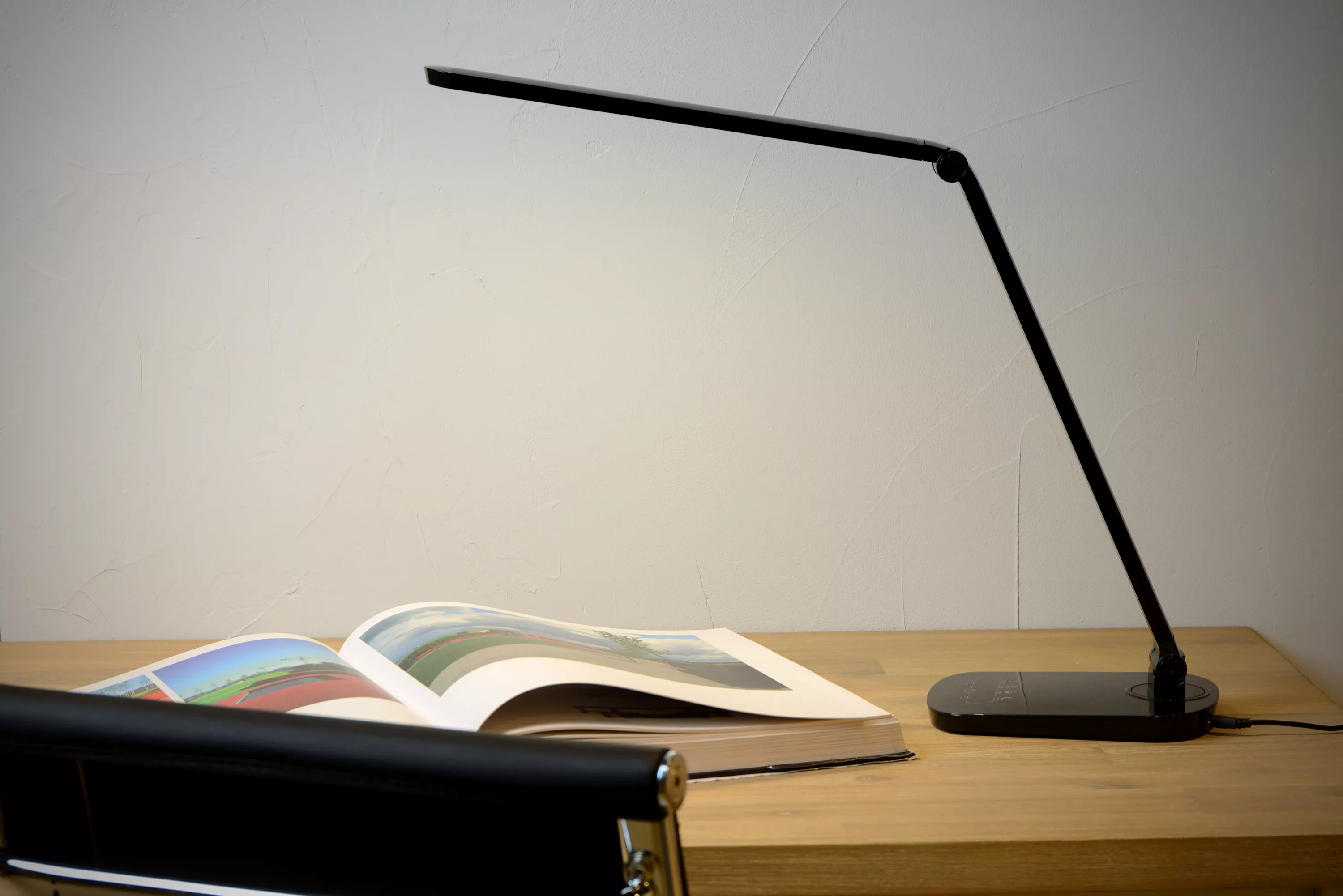 Multifunkčná stolová lampička Vario so stmievateľným LED zdrojom pomocou dotykového stmievača a nastaviteľným ramenom v čiernej farbe.