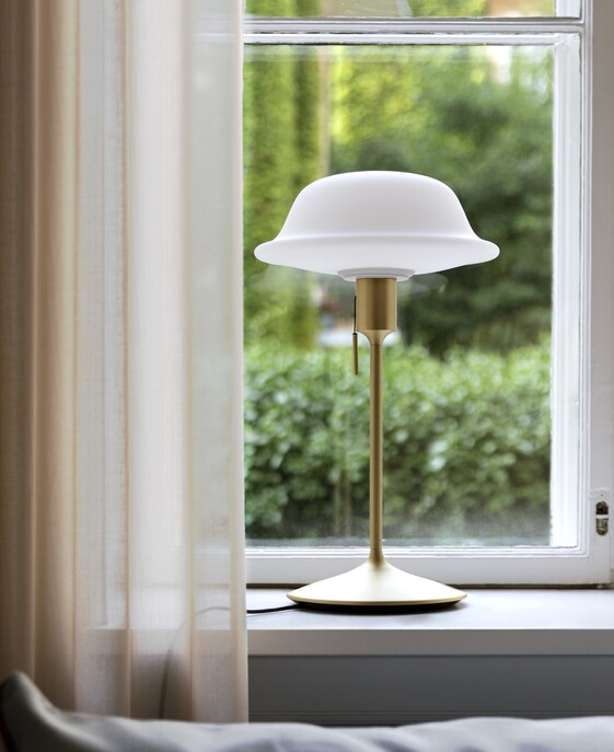 Jemné sklenené tienidlo Butler od Umage v bielom vyhotovení, ktoré možno zavesiť alebo z neho vytvoriť stolnú či stojaciu lampu.