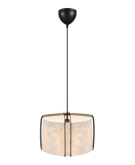 Závesné svietidlo Cardine 30 inšpirované japonskou filozofiou a severským minimalizmom. Biele zvlnené tienidlo zavesené na čiernych kovových drôtoch poskytuje rozptýlené svetlo ideálne nad jedálenský stôl.