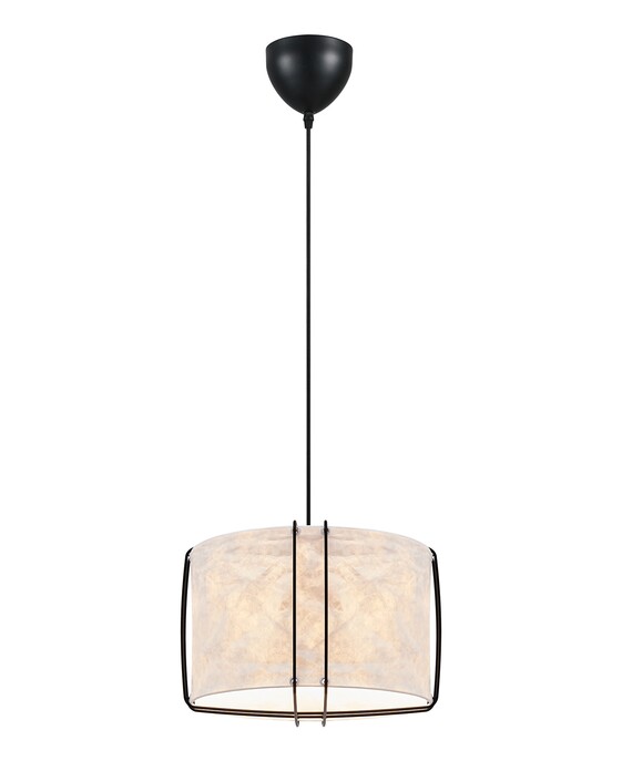 Závesné svietidlo Cardine 30 inšpirované japonskou filozofiou a severským minimalizmom. Biele zvlnené tienidlo zavesené na čiernych kovových drôtoch poskytuje rozptýlené svetlo ideálne nad jedálenský stôl.