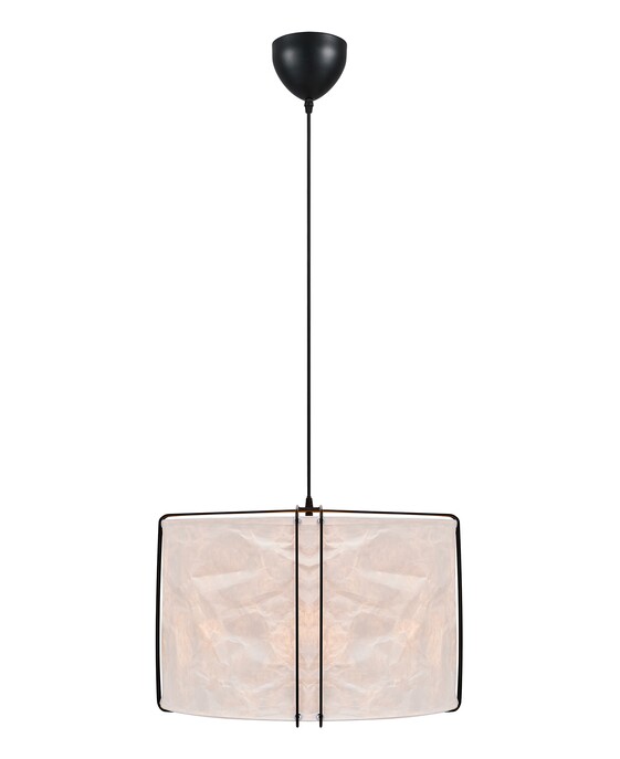 Závesné svietidlo Cardine 50 inšpirované japonskou filozofiou a severským minimalizmom. Biele zvlnené tienidlo zavesené na čiernych kovových drôtoch poskytuje rozptýlené svetlo ideálne nad jedálenským stolom.