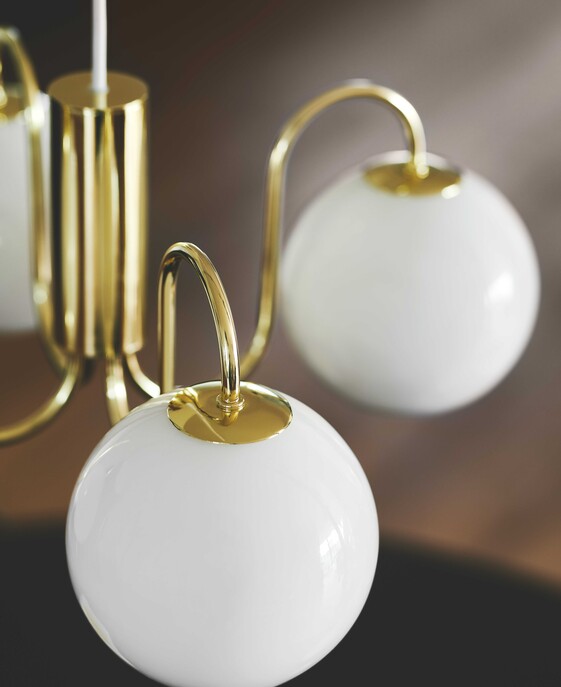 Závesné svietidlo Franca spája klasický luster s moderným prístupom. Vintage detaily v kombinácii s moderným nádychom; sklenené kupoly vydávajú príjemné rozptýlené svetlo.