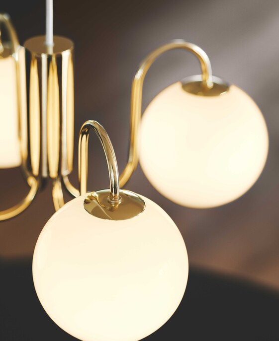 Závesné svietidlo Franca spája klasický luster s moderným prístupom. Vintage detaily v kombinácii s moderným nádychom; sklenené kupoly vydávajú príjemné rozptýlené svetlo.