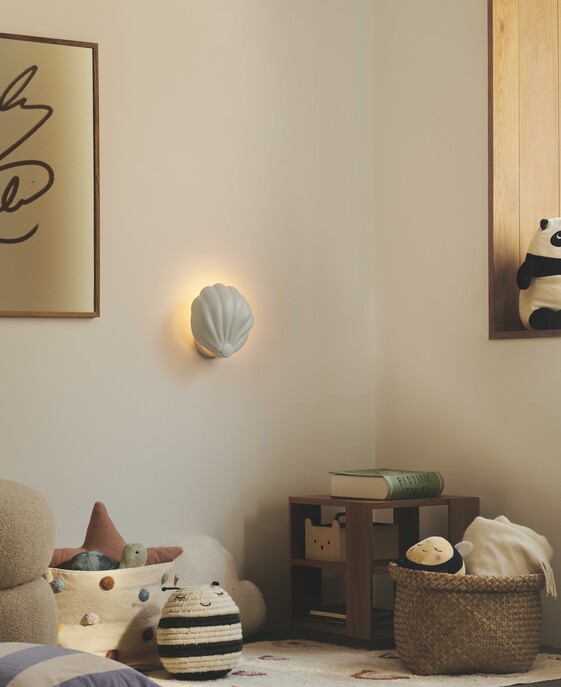 Nástenné svietidlo Konchi v tvare mušle poskytuje príjemné rozptýlené svetlo, ktoré sa skvele hodí do detskej izby. K dispozícii vo dvoch farbách.