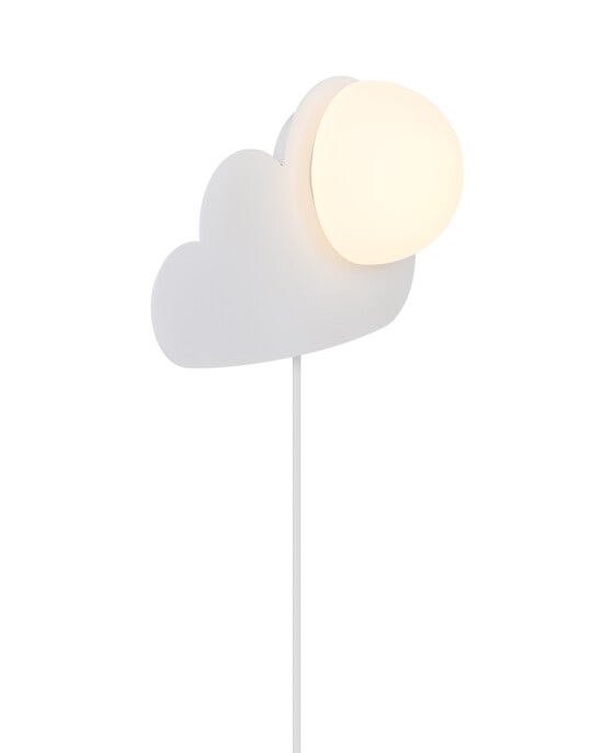 Nástenné svietidlo v tvare obláčika Skyku Cloud od Nordluxu v bielej farbe poskytne príjemné rozptýlené svetlo v detskej izbe alebo v škôlke.