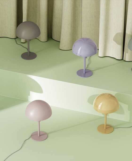 Nadčasová séria Ellen Mini od Nordluxu – malé tienidlo stolovej lampičky poskytuje mäkké svetlo. K dispozícii v 8 moderných farbách.