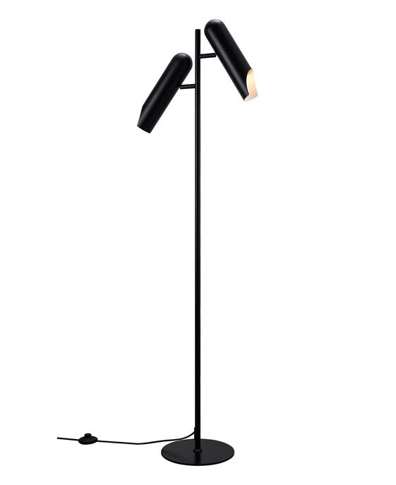 Stojacia lampa Rochelle s 2 štíhlymi tienidlami matnej čiernej farby. Lampe to pristane v obývacej izbe alebo v kútiku na čítanie
