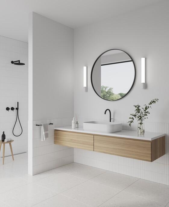 Kúpeľňové svietidlo Malaika 49 sa skvele hodí vedľa zrkadla, kde posvieti a vďaka zabudovanej zásuvke uľahčuje zapojenie sušič alebo holiaceho strojčeka. K dispozícii biely a čierny variant.