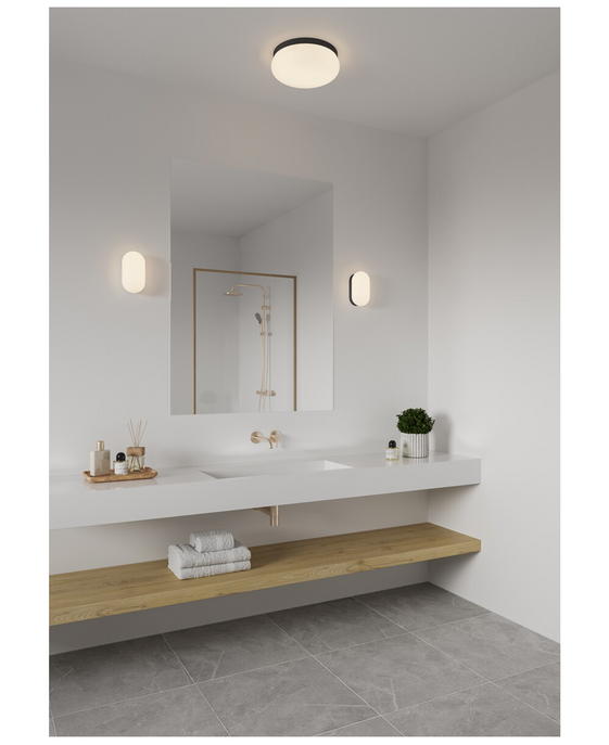 Stropné svietidlo Foam s vysokým krytím zaisťuje perfektné rozptýlené osvetlenie vašej kúpeľne. Vyberte si čierny alebo biely variant.