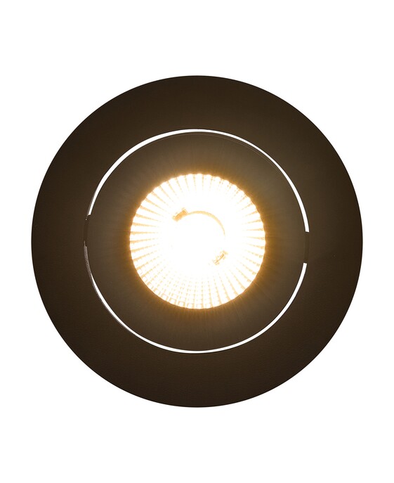 Zabudovateľné bodové svetlo Aliki je ideálne do kúpeľne a poskytuje prirodzené svetlo; svetlá sa dajú otáčať v ľubovoľnom smere a sú k dispozícii v bielej a čiernej farbe.