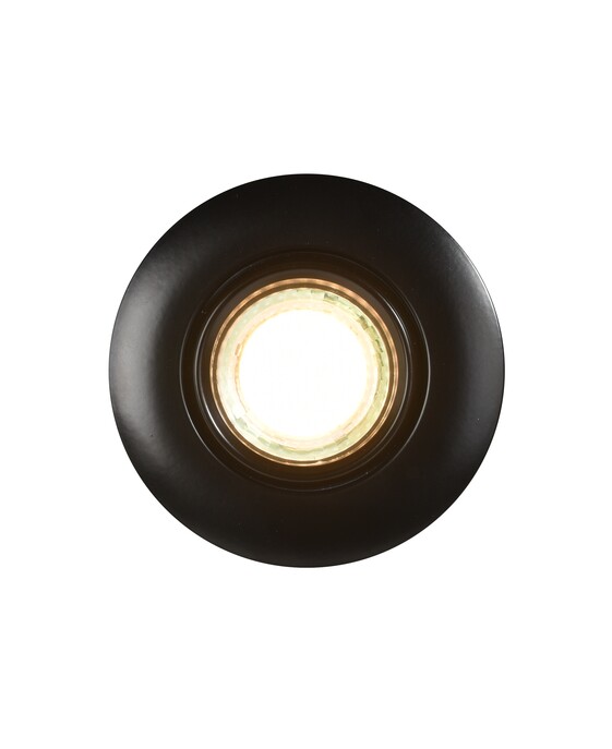 Jednoduché, elegantné bodové svetlo Umberto je vhodné do kúpeľne vďaka vysokému krytiu, jeho inštalácia je veľmi jednoduchá. Je k dispozícii v 4 farbách.