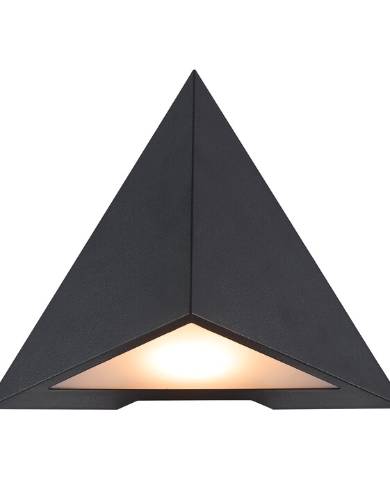 Vonkajšie nástenné svietidlo Konit od Nordluxu v jedinečnom trojuholníkovom dizajne príjemne rozptyľuje svetlo smerom nadol. K dispozícii v čiernej farbe.