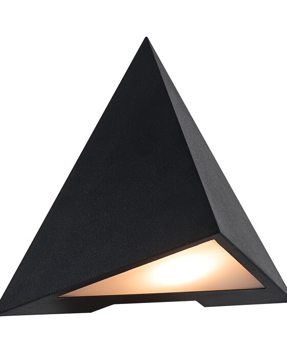 Vonkajšie nástenné svietidlo Konit od Nordluxu v jedinečnom trojuholníkovom dizajne príjemne rozptyľuje svetlo smerom nadol. K dispozícii v čiernej farbe.