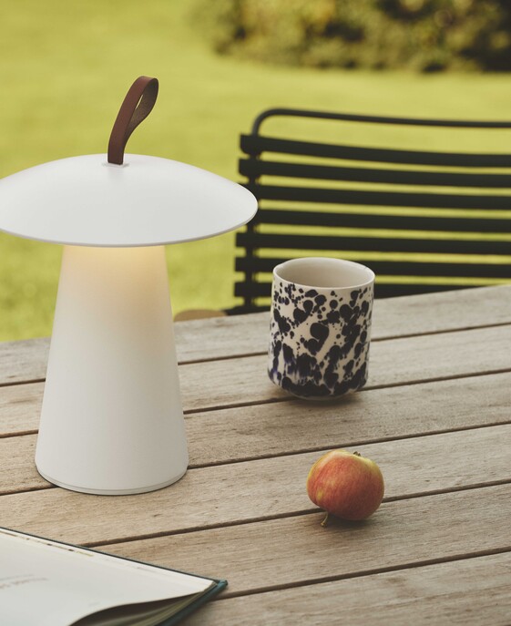 Malá prenosná lampička Ara To Go od Nordluxu ideálne osvetlí vašu terasu či balkón. Dva farebné varianty – čierny a biely – sú doplnené koženým pútkom. Tri stupne stmievania na nastavenie správneho osvetlenia.