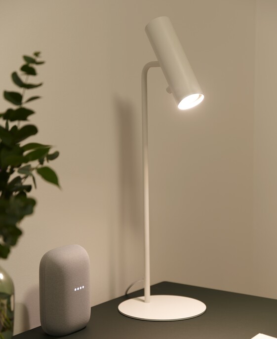 Inteligentná žiarovka od Nordluxu v balení 3 kusov s možnosťou nastavenia teploty farieb a až 16 miliónmi farieb, stmievateľná pomocou aplikácie Nordlux Smart Light alebo diaľkového ovládania.