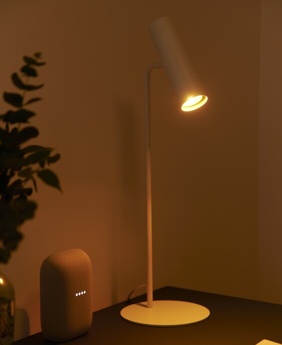Inteligentná žiarovka od Nordluxu v balení 3 kusov s možnosťou nastavenia teploty farieb a až 16 miliónmi farieb, stmievateľná pomocou aplikácie Nordlux Smart Light alebo diaľkového ovládania.