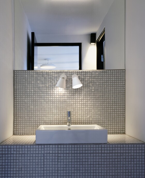 Nástenné svietidlo Nordlux IP S6 s nastaviteľným ramenom vhodné do kúpeľne, napríklad na osvetlenie zrkadla.
