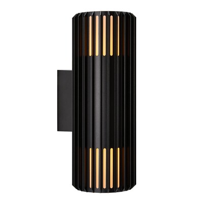 Vonkajšie nástenné svetlo Aludra Double od Nordluxu v modernom minimalistickom dizajne. Vďaka špecifickému tvaru vytvára v okolí hru svetla a tieňa. Vyrobené z odolného materiálu, dostupné v troch farbách.