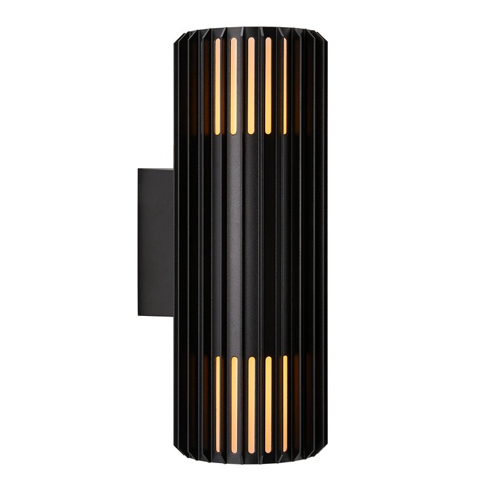 Vonkajšie nástenné svetlo Aludra Double od Nordluxu v modernom minimalistickom dizajne. Vďaka špecifickému tvaru vytvára v okolí hru svetla a tieňa. Vyrobené z odolného materiálu, dostupné v troch farbách. (čierna)