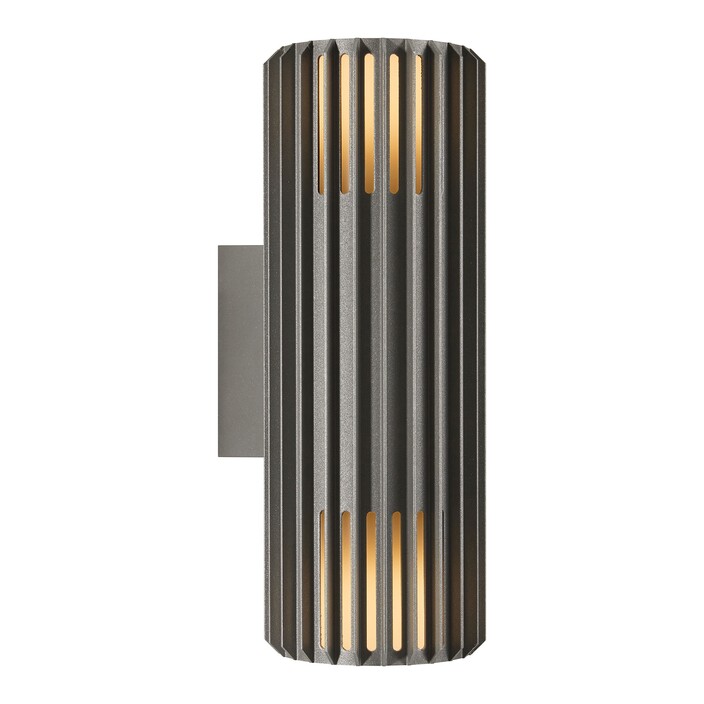 Vonkajšie nástenné svetlo Aludra Double od Nordluxu v modernom minimalistickom dizajne. Vďaka špecifickému tvaru vytvára v okolí hru svetla a tieňa. Vyrobené z odolného materiálu, dostupné v troch farbách. (antracit)