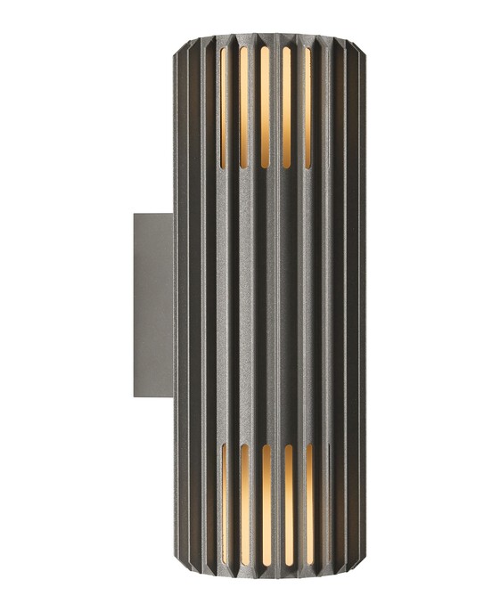 Vonkajšie nástenné svetlo Aludra Double od Nordluxu v modernom minimalistickom dizajne. Vďaka špecifickému tvaru vytvára v okolí hru svetla a tieňa. Vyrobené z odolného materiálu, dostupné v troch farbách.