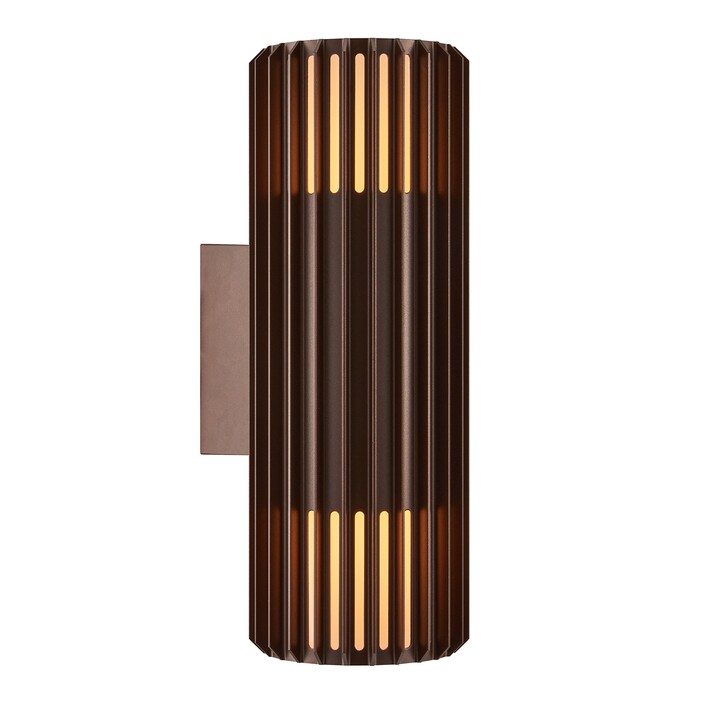 Vonkajšie nástenné svetlo Aludra Double od Nordluxu v modernom minimalistickom dizajne. Vďaka špecifickému tvaru vytvára v okolí hru svetla a tieňa. Vyrobené z odolného materiálu, dostupné v troch farbách. (hnedá)