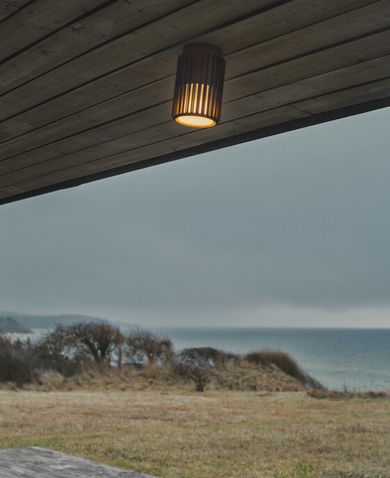 Vonkajšie stropné svetlo Aludra Seaside od Nordluxu v modernom minimalistickom dizajne. Vďaka svojmu špecifickému tvaru vytvára na okolí hru svetla a tieňa. Vyrobené z odolného materiálu, dostupné v troch farbách – čiernej, antracitovej a metalickej hnedej.