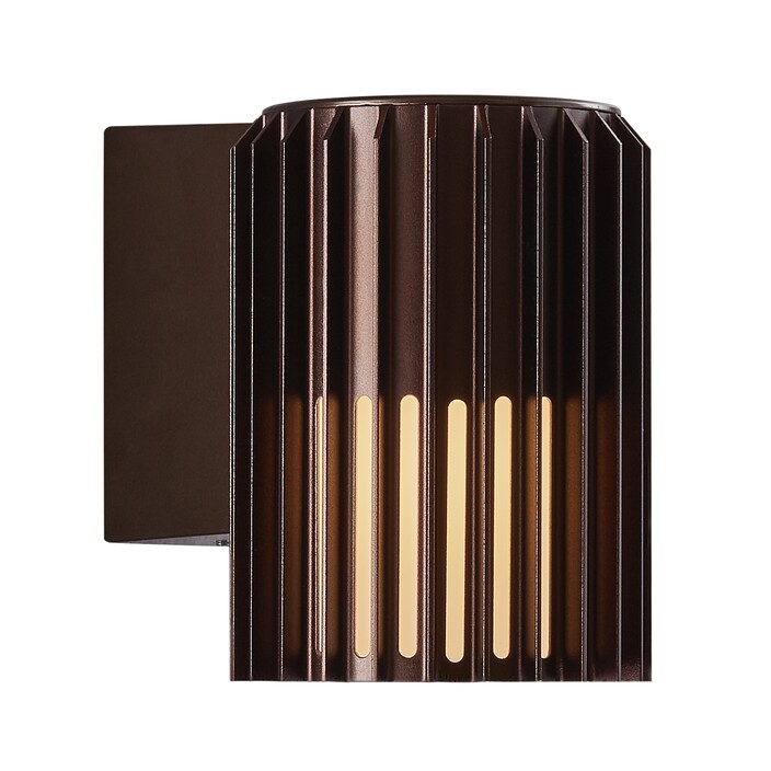 Vonkajšie nástenné svetlo Aludra Seaside od Nordluxu v modernom minimalistickom dizajne. Vďaka svojmu špecifickému tvaru vytvára v okolí hru svetla a tieňa. Vyrobené z odolného materiálu, dostupné v troch farbách – čiernej, antracitovej a metalickej hnedej. (metalická hnedá)