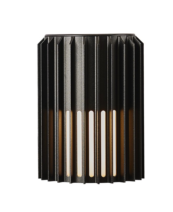 Vonkajšie nástenné svetlo Aludra Seaside od Nordluxu v modernom minimalistickom dizajne. Vďaka svojmu špecifickému tvaru vytvára v okolí hru svetla a tieňa. Vyrobené z odolného materiálu, dostupné v troch farbách – čiernej, antracitovej a metalickej hnedej.