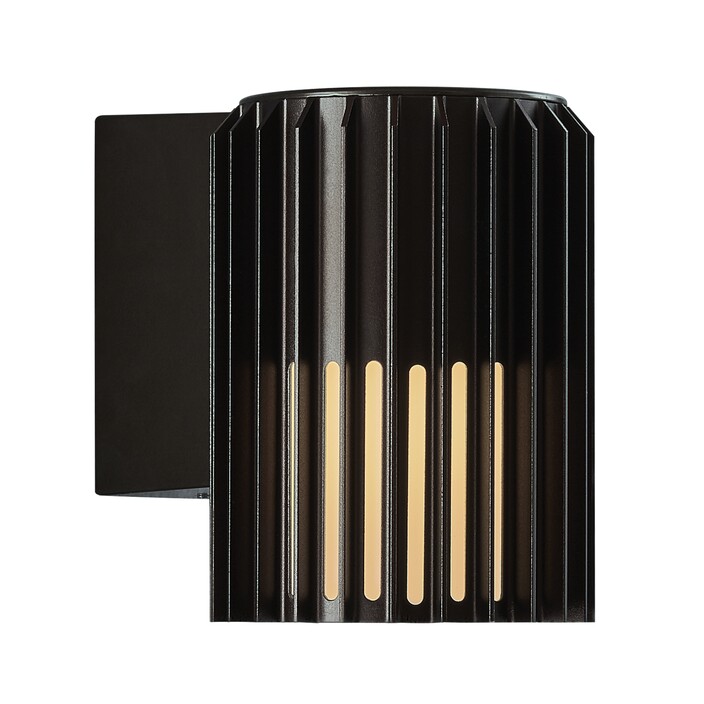 Vonkajšie nástenné svetlo Aludra Seaside od Nordluxu v modernom minimalistickom dizajne. Vďaka svojmu špecifickému tvaru vytvára v okolí hru svetla a tieňa. Vyrobené z odolného materiálu, dostupné v troch farbách – čiernej, antracitovej a metalickej hnedej. (čierna)