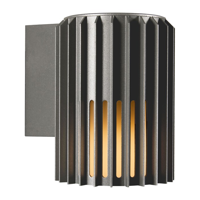Vonkajšie nástenné svetlo Aludra Seaside od Nordluxu v modernom minimalistickom dizajne. Vďaka svojmu špecifickému tvaru vytvára v okolí hru svetla a tieňa. Vyrobené z odolného materiálu, dostupné v troch farbách – čiernej, antracitovej a metalickej hnedej. (antracit)