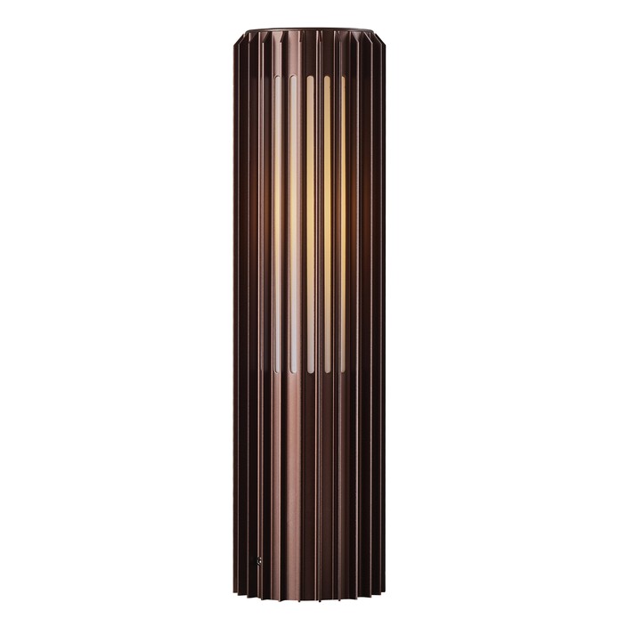 Vonkajší záhradný svetelný stĺpik Aludra 45 Seaside od Nordluxu v modernom minimalistickom dizajne. Vďaka svojmu špecifickému tvaru vytvára na okolí hru svetla a tieňa. Je vyrobený z odolného materiálu, dostupný v troch farbách – čiernej, antracitovej a metalickej hnedej. (metalická hnedá)