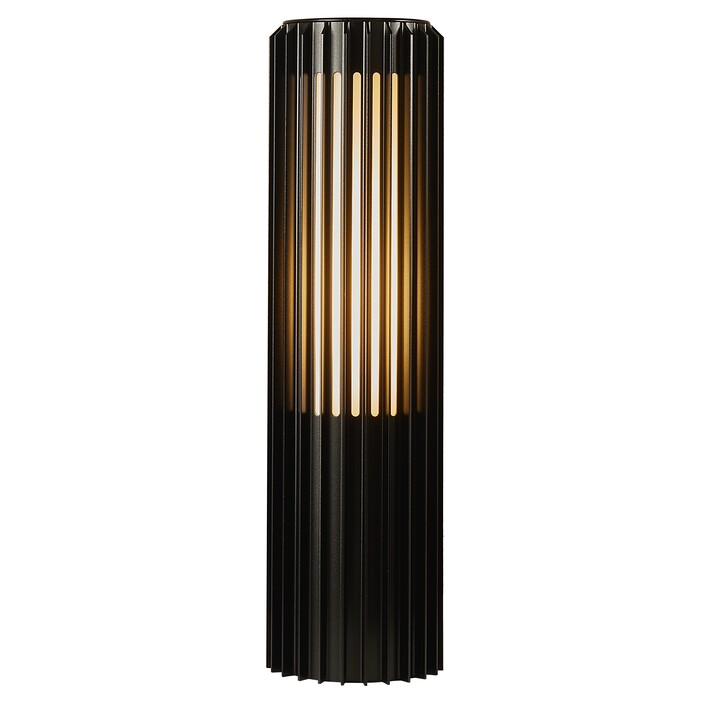 Vonkajší záhradný svetelný stĺpik Aludra 45 Seaside od Nordluxu v modernom minimalistickom dizajne. Vďaka svojmu špecifickému tvaru vytvára na okolí hru svetla a tieňa. Je vyrobený z odolného materiálu, dostupný v troch farbách – čiernej, antracitovej a metalickej hnedej. (čierna)