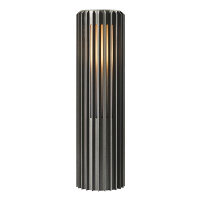Vonkajší záhradný svetelný stĺpik Aludra 45 Seaside od Nordluxu v modernom minimalistickom dizajne. Vďaka svojmu špecifickému tvaru vytvára na okolí hru svetla a tieňa. Je vyrobený z odolného materiálu, dostupný v troch farbách – čiernej, antracitovej a metalickej hnedej.