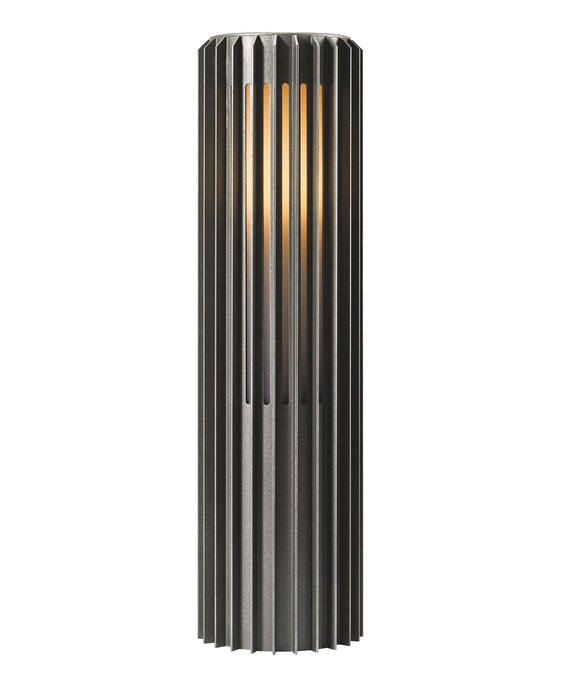 Vonkajší záhradný svetelný stĺpik Aludra 45 Seaside od Nordluxu v modernom minimalistickom dizajne. Vďaka svojmu špecifickému tvaru vytvára na okolí hru svetla a tieňa. Je vyrobený z odolného materiálu, dostupný v troch farbách – čiernej, antracitovej a metalickej hnedej.