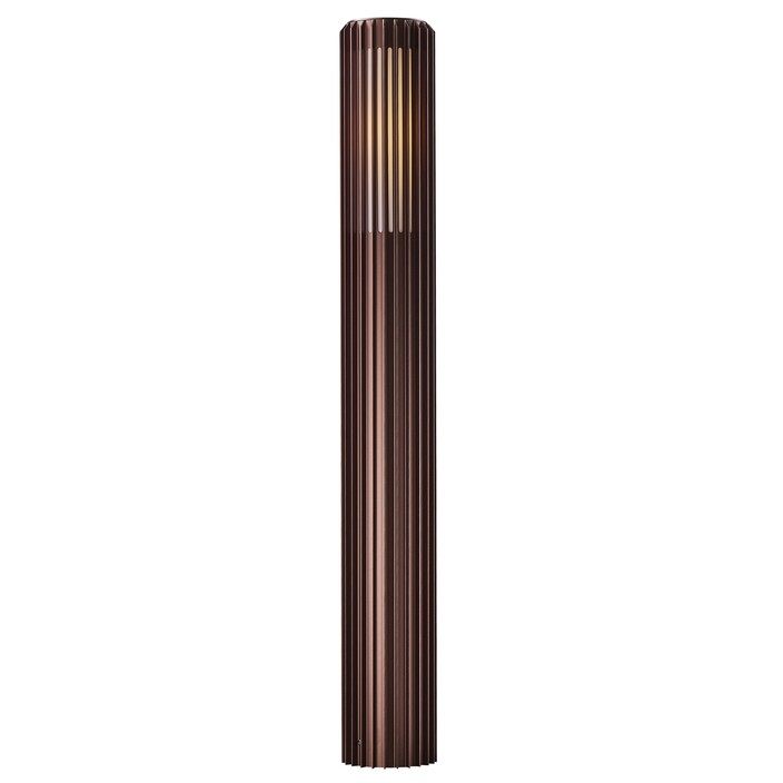 Vonkajší záhradný svetelný stĺpik Aludra 95 Seaside od Nordluxu v modernom minimalistickom dizajne. Vďaka svojmu špecifickému tvaru vytvára na okolí hru svetla a tieňa. Vyrobený z odolného materiálu, dostupný v troch farbách – čierna, antracitová, metalická hnedá. (metalická hnedá)